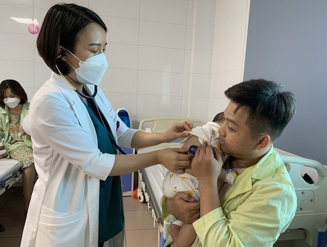 Gia tăng trẻ mắc bệnh đường hô hấp nhập viện, bác sĩ chỉ ra sai lầm khi hạ sốt cho con rất nhiều mẹ mắc phải 1 gia tang tre mac benh duong ho hap nhap vien bac si chi ra sai lam khi ha sot cho con rat nhieu me mac phai 1654503153883 16545031543381595587229