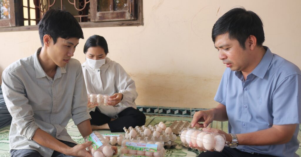 Cho gà đẻ ăn thêm các loại cây thảo dược, anh nông dân Đắk Lắk bán một quả trứng lãi 1.000 đồng 1 img922320221206205129 1670771549191 16707715492991714628348 85 0 1090 1920 crop 16707718493281385345242