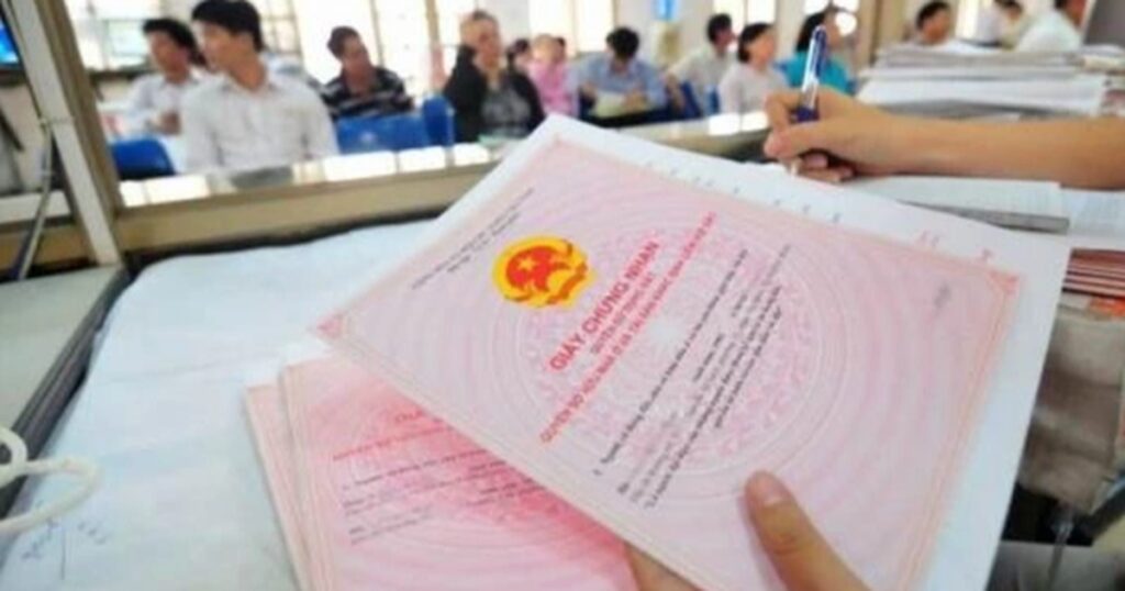 Sang tên sổ đỏ cho con cái, anh chị em: Nên bán hay tặng, cho? 1 nam 2021 nguoi dan co the lam thu tuc cap so do tai nha 2 crop crop 1670730932016