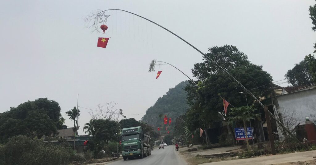 Nghệ An: Thứ cây thẳng tắp dựng lên để xua xui xẻo, đón may mắn bán chạy như tôm tươi ngày sát Tết 1 neu 1 16734524401971435676426 44 0 1091 2000 crop 16734534624651595300270