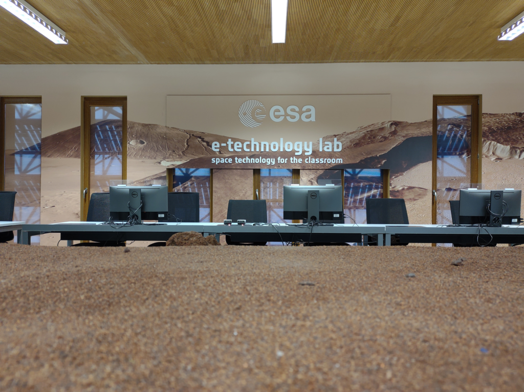 Đăng ký ngay bây giờ cho các hội thảo 'Dạy với Trái đất từ Không gian' mới 1 e technology Lab at ESEC Galaxia Belgium pillars