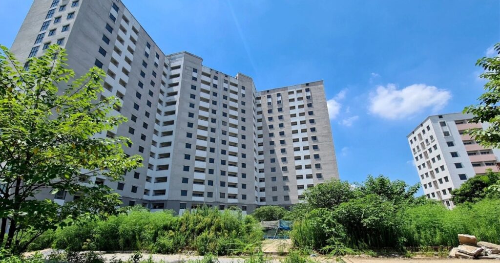 Nhiều người đi làm cả đời chưa mua nổi nhà, nhà đã xây rồi lại bị bỏ hoang 1 tai dinh cu dantri crop 1677811516460