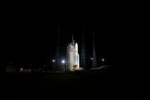 Chuyến bay Ariane 5 VA261: khởi động chậm do thời tiết 29 Ariane 5 VA 260 with Juice Ready for launch pillars