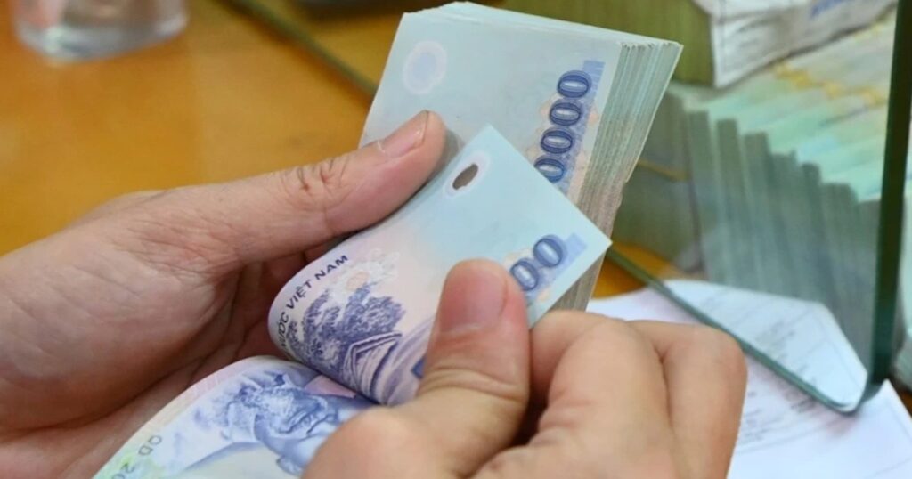 "Chậm tiêu tiền", Bộ Xây dựng nói gì? 1 giao dich ngan hang 20tien tuan edited crop crop crop 1687926124754