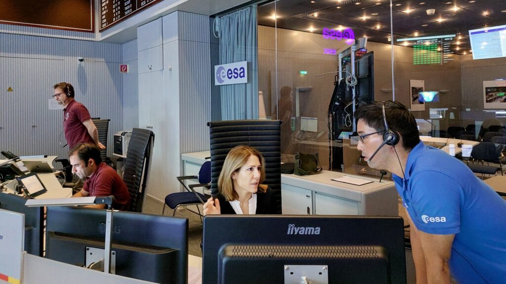 Aeolus teams take part in the first ever assisted reentry simulations at ESA mission control pillars