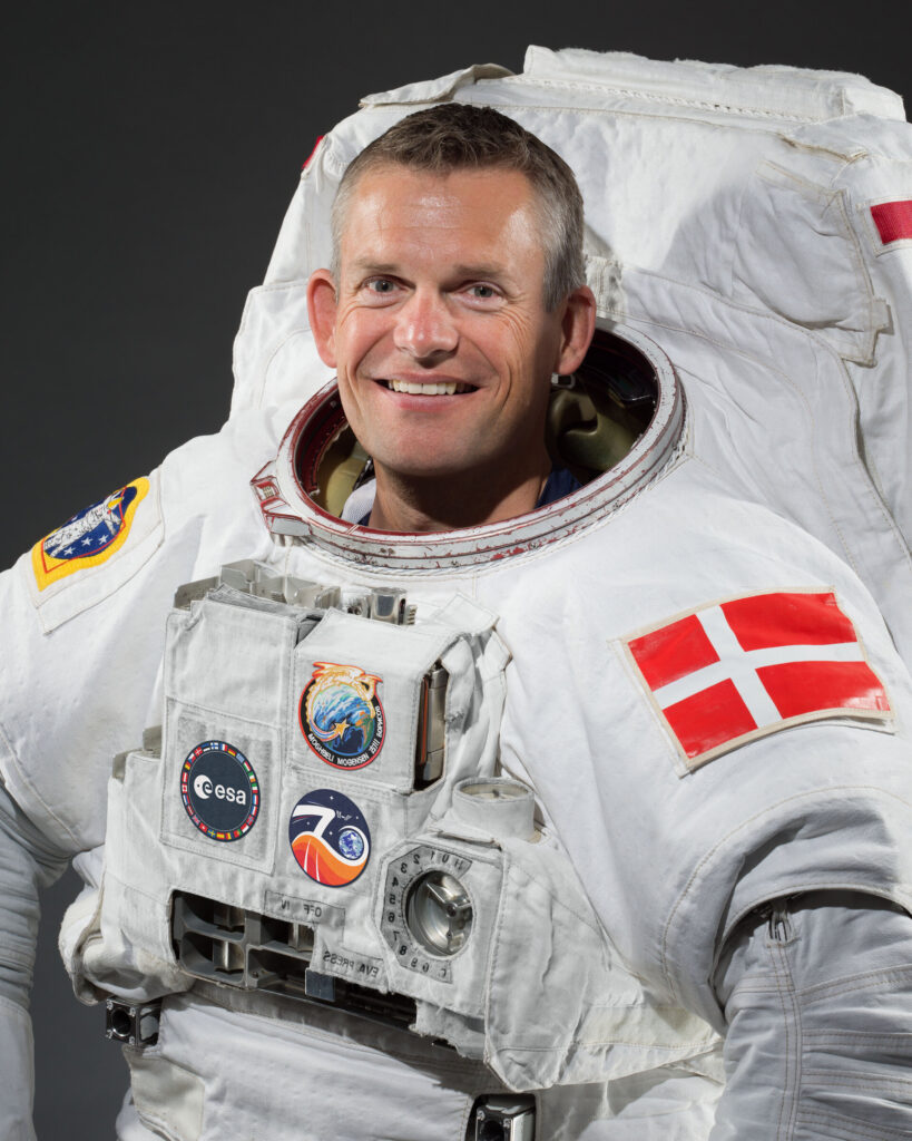 Vai trò chỉ huy cho Andreas trong không gian 1 Andreas Mogensen in EMU suit pillars