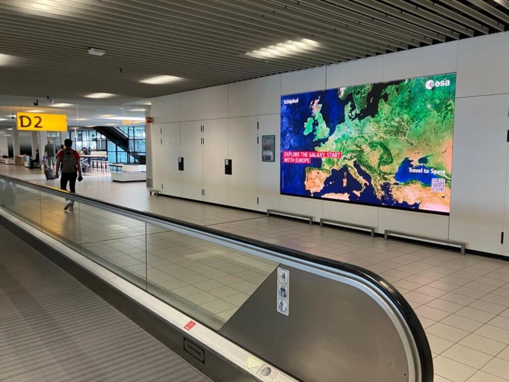 Không gian cho du khách 1 ESA digital poster at Schiphol airport summer 2023 pillars