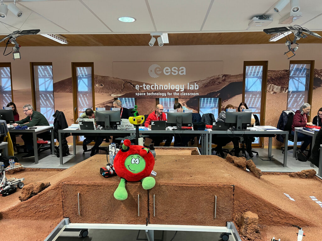 Các ứng dụng mở cho các hội thảo giáo viên ESA tiếp theo vào tháng 9-tháng 12 năm 2023 1 Paxi with teachers pillars