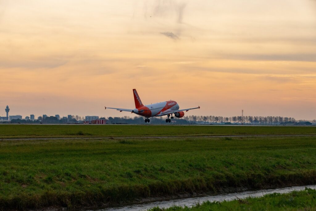 Phương pháp tiếp cận hàng không hỗ trợ không gian trên toàn châu Âu cất cánh 1 easyJet plane takes off from runway pillars