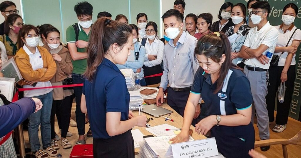 xep hang tu mo sang de nop ho so mua nha o xa hoi tai da nang 2 edited crop 1688267683928