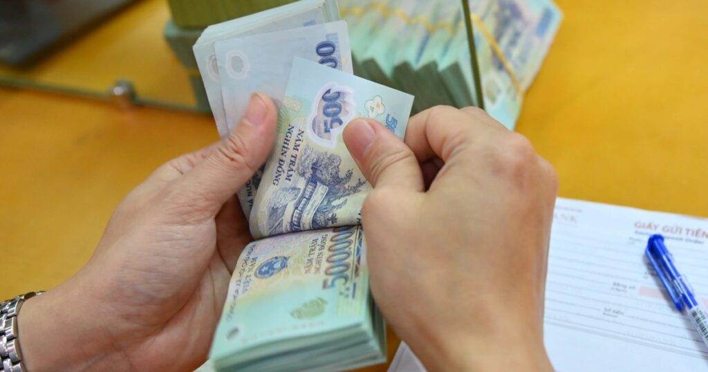 Hé lộ số tiền tỷ phú Phạm Nhật Vượng trả cho dàn tướng lĩnh 1 giao dich ngan hang 21tien tuan crop 1691053549752