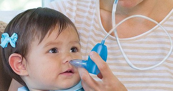 Bé 2 tuổi nguy kịch do thuốc nhỏ mũi, chuyên gia chỉ rõ nguy hiểm rình rập khi tự ý dùng thuốc nhỏ mũi cho trẻ 1 hut mui cho be 17012305652721425108582 0 0 409 654 crop 17012307594681025333055
