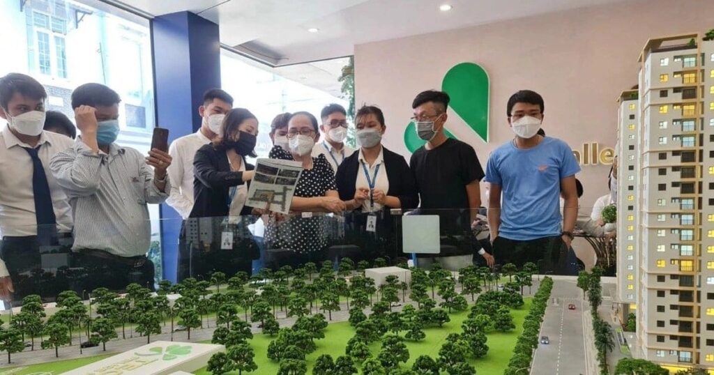 Làm nghề bất động sản thời khó: Có ông lớn giảm gần 4.500 nhân viên 3 giao dich bat dong san1 crop 1648283160547
