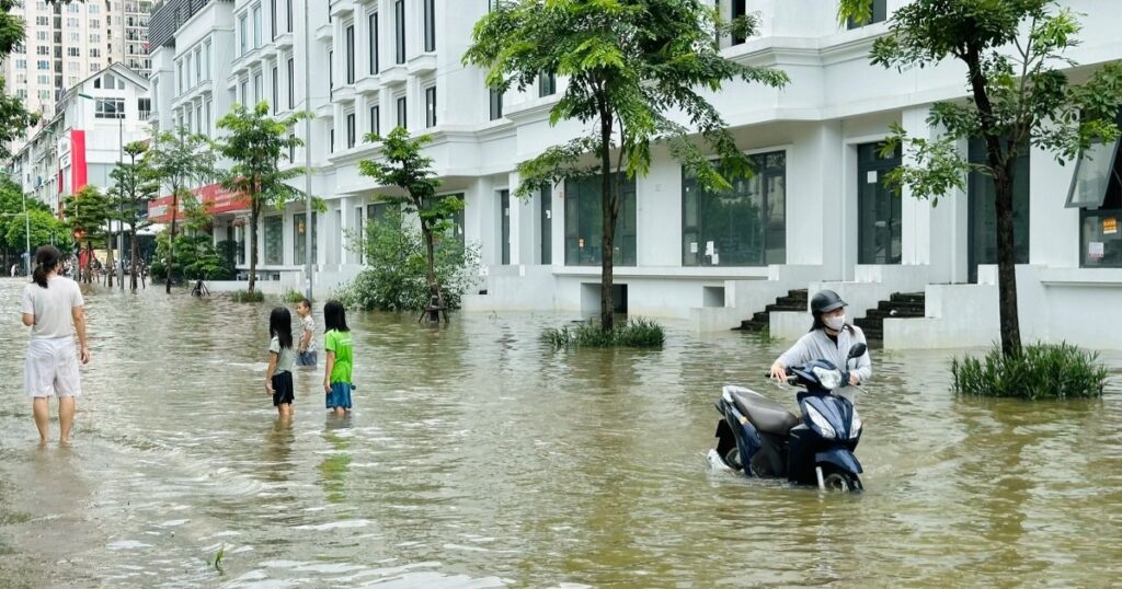 Hình ảnh hầm nhà liền kề, biệt thự triệu đô ngập trong nước sau mưa lớn 1 anh 1 crop 1721871148021