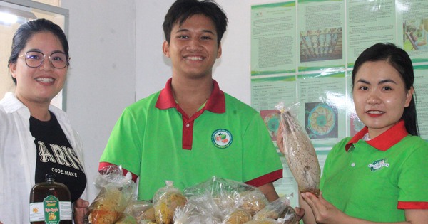 Thứ nước đặc sệt bổ dưỡng lấy từ núi rừng Khánh Hòa được một phụ nữ bán khắp nơi 1 mat ong 1 17277499826862006821029 166 0 1506 2560 crop 17277500836141738725374