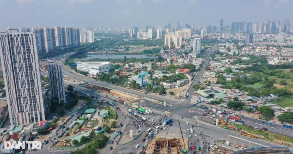 Bất động sản "nóng" lên cục bộ, các ông lớn có động thái gì? 1 8fb05f8a05ba5ee53e8675536fcf2558 crop 1745798097273
