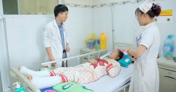 Thang máy bất ngờ rơi tự do, người phụ nữ 39 tuổi bị gãy cột sống và gãy 2 gót chân 1 gay cot song5 17528980038421303720251 32 0 512 768 crop 17528980730331301602214