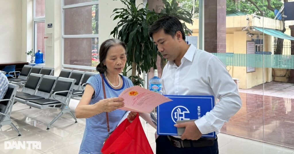 Người dân tấp nập đi làm thủ tục đất đai, xây dựng trong ngày đầu sáp nhập 1 z67615858555730c3e37f5c8f40dd8e3610a1b8aed3aaf cropped 1751372905271