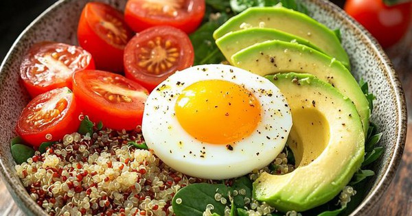 Ăn bơ đúng cách vừa đẹp dáng vừa khoẻ tim, còn ngừa cả loãng xương 1 energizing quinoa breakfast bowl with avocado and eggs 1755600477910932199582 425 0 885 736 crop 17556004912921024981089