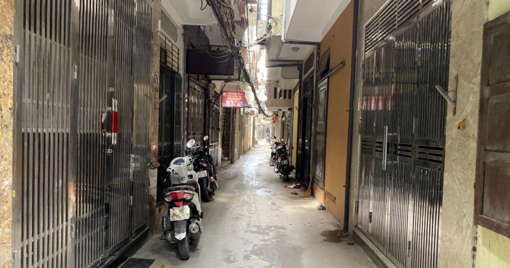Giá rao bán nhà trong ngõ tại Hà Nội lại tăng, khách mua choáng váng 1 gia nha trong ngo tai ha noi lai tang khach mua choang vang cropped 1754638124280
