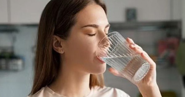7 dấu hiệu cảnh báo cơ thể thiếu nước: Đừng bỏ qua nếu không muốn ảnh hưởng sức khỏe 1 2 loai nuoc uong vao buoi sang tot ngang nhan sam giup duong gan bao ve than 17583566185281181202744 0 20 342 567 crop 17583566246582012969287