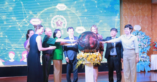 Khai trương Tổng đài điện thoại quốc gia về phòng, chống mua bán người 111 1 z7028967923264c99df07a83bcc898b5e6dee040b0cbbc 1758282113077729210135 0 0 1600 2560 crop 17582827480352055651408