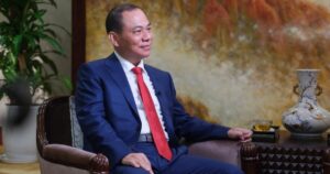 ty phu pham nhat vuong chia se voi bloomberg anh bloomberg cropped cropped 1760345248571