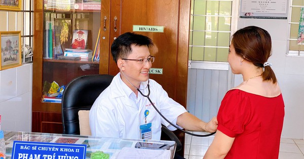 Người bác sĩ có tấm lòng vàng: 16 năm là 'người anh', 'người bạn' của bệnh nhân HIV 1 bs hung voi benh nhan 176293466856229001284 79 0 1679 2560 crop 17629363065801980612263