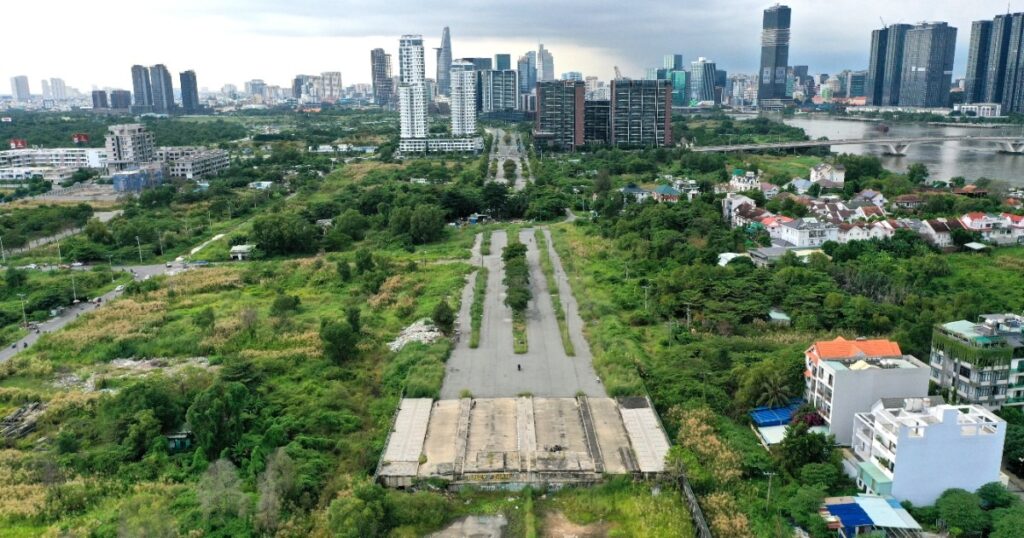 Làm sao để đấu giá đất không trở thành "sân chơi" của giới đầu cơ? 1 cac tuyen duong chinh thu thiem bo hoanng3 crop 1731235884249