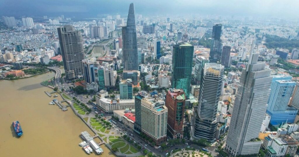 dong tien bat dong san nam tien cropped 1764134835706