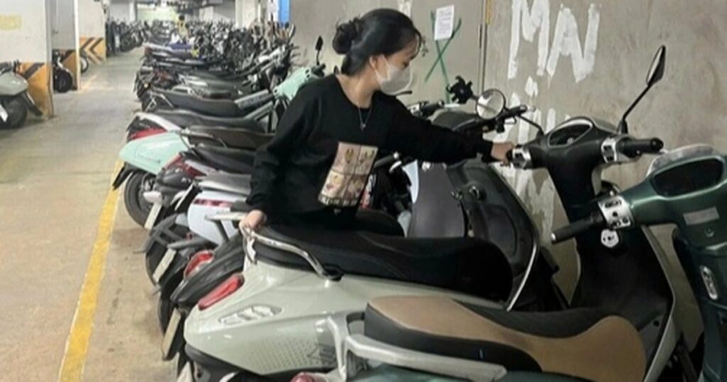 Liên tiếp những chung cư ở Hà Nội cấm gửi xe điện 1 chung cu cam gui xe dien lanh dao phuong long bien noi gi cropped 1764842137155