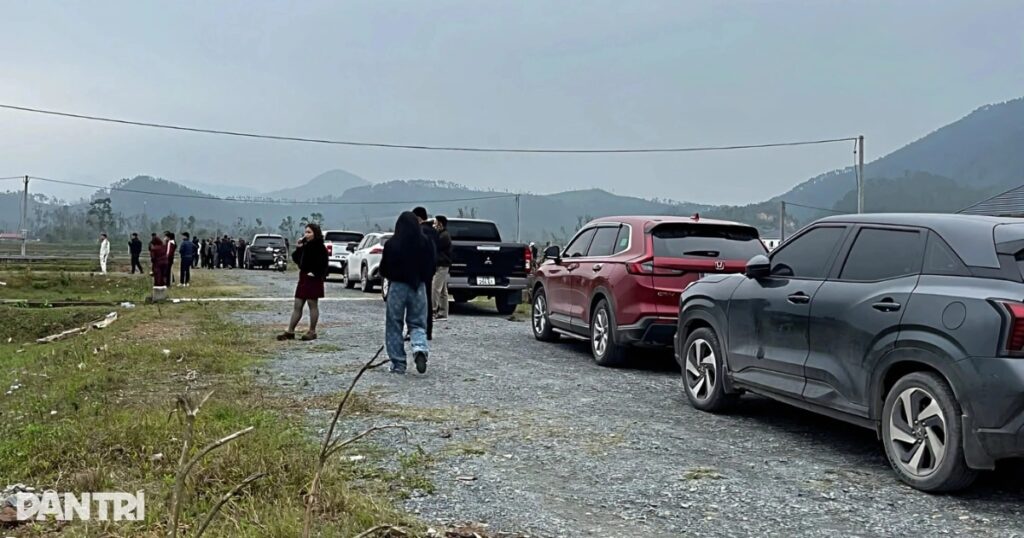 o to nuom nuop keo nhau ve que mua dat sau tin don sap xay khu cong nghiep cropped 1768060195888