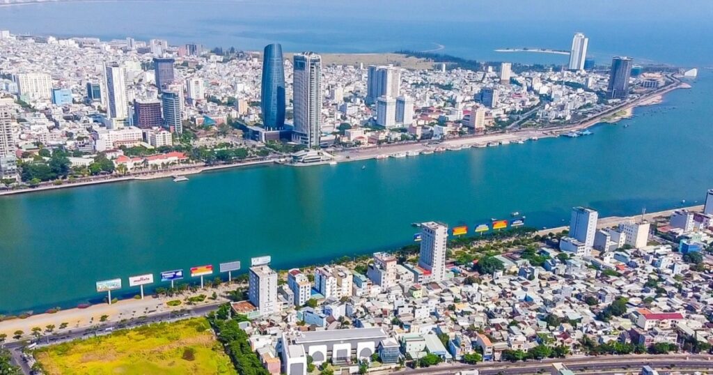Năm 2026 giá nhà đất Đà Nẵng, TPHCM ra sao dưới ảnh hưởng từ IFC? 1 mot goc da nang nhin tu tren cao hoai son cropped cropped 1770387328421