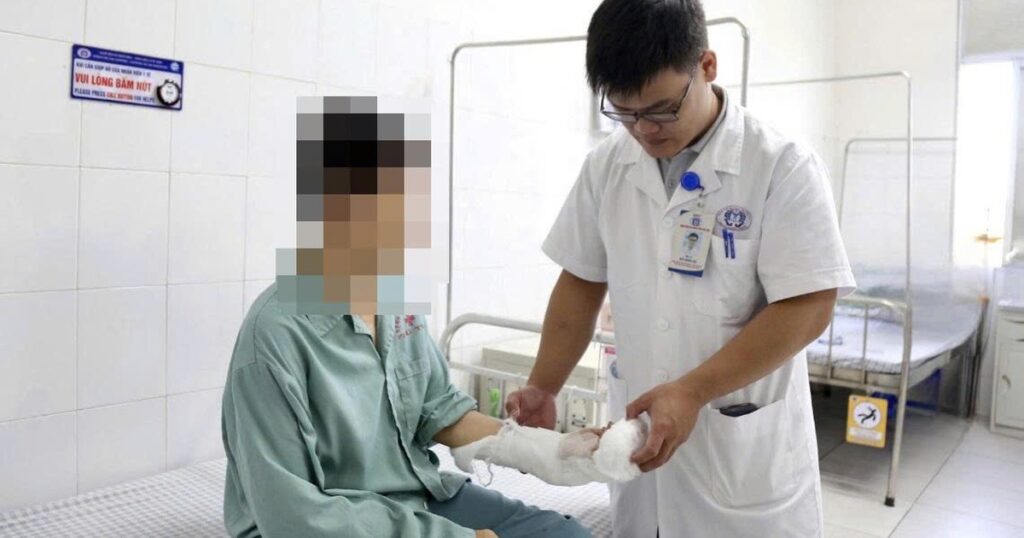 Tai nạn pháo nổ dịp Tết: Nhiều ca dập nát bàn tay, bác sĩ cảnh báo khẩn 1 tai nan phao 1771145265346716151235 57 0 769 1140 crop 17711453174421758776113