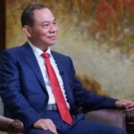 ty phu pham nhat vuong chia se voi bloomberg anh bloomberg cropped cropped 1777368610008