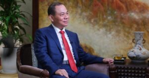 ty phu pham nhat vuong chia se voi bloomberg anh bloomberg cropped cropped 1777368610008