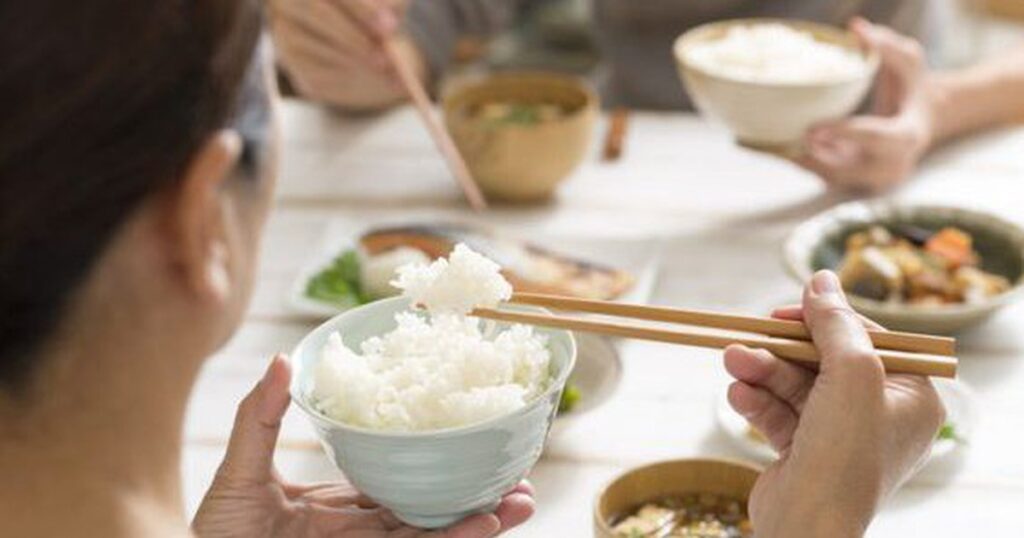 Người sống thọ vẫn ăn cơm mỗi ngày: Đây mới là sai lầm khiến nhiều người nhanh già hơn 1 photo 1 1692872306414695586014 1779678585869 17796785933192093577918 18 0 313 564 crop 1779679847361406769665