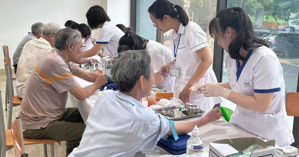 Phường Hoàng Liệt: Khám sức khỏe, tặng quà tri ân cho người có công, đối tượng chính sách 13 178425120908272412312693786545997241231269378654599f49a697f778b8ea75fdce5397c093fdd 17842816113551246081006 313 0 1913 2560 crop 17842830840401952108439