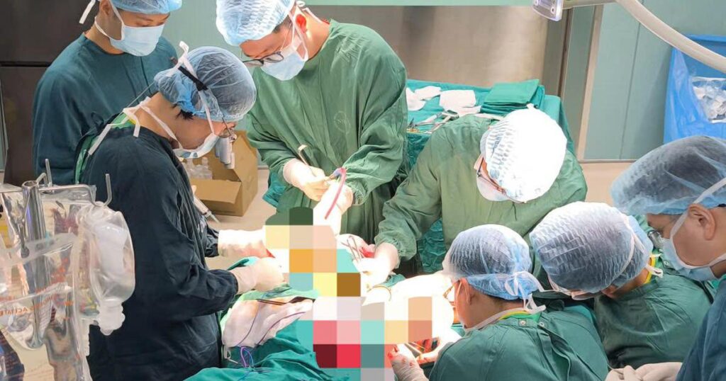 Người đàn ông phát hiện ung thư hàm mặt sau 3 tháng nổi u ở má: Bác sĩ cảnh báo dấu hiệu không nên chủ quan 5 ung thu ham mat 1785370969845884265601 0 32 720 1184 crop 17853710259821506580214
