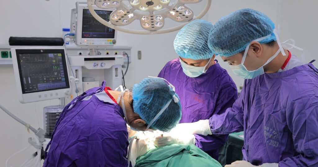 Sợ đi khám răng, bé gái 4 tuổi ở Hà Nội được điều trị triệt để viêm tủy răng nhờ phương pháp gây mê 3 77785420929469398756421583784597926532471296n 1786948651872216862531 0 0 1280 2048 crop 1786948727210643968199