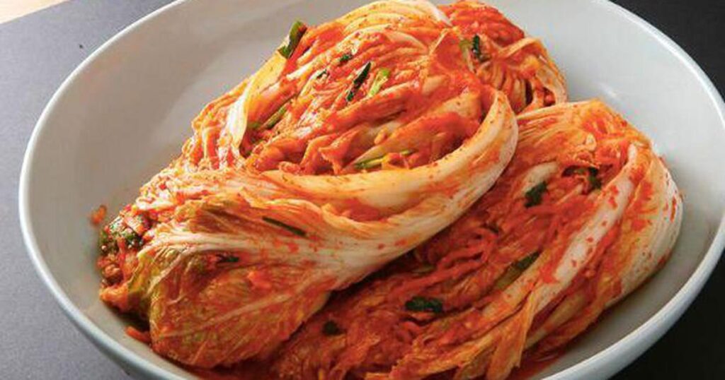 Cứ nghĩ chỉ ăn thứ này cho 'đưa miệng', ai ngờ lại âm thầm kéo lượng muối trong ngày tăng vọt 11 cach lam kim chi cai thao han quoc cho mon thit nuong thom ngon 17861907492521137433233 13 0 377 582 crop 1786191142553328897669