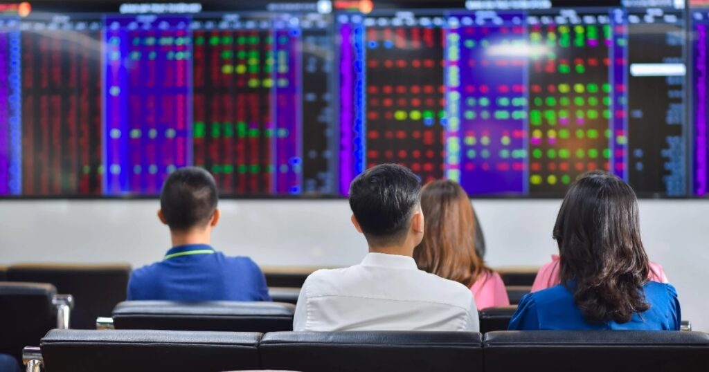 FTSE sắp công bố rổ cổ phiếu: Giữ tiền hay bắt đáy cùng dòng tiền “cá mập”? 1 chung khoan rong viet 11 cropped 1785980928953