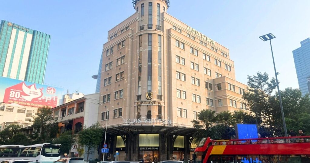 Chuyến bay giảm, vì sao giá phòng khách sạn TPHCM vẫn tăng 20%? 1 khach san tphcm cropped cropped 1786676622072