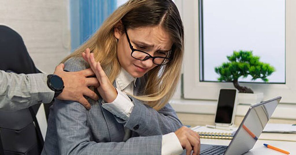 Sau tuổi 30, dân văn phòng đừng chủ quan với đau mỏi cổ vai gáy: 4 dấu hiệu cảnh báo cần đi khám 3 ngoi lau 17869685114382010883500 38 0 358 612 crop 17869685286021482331315