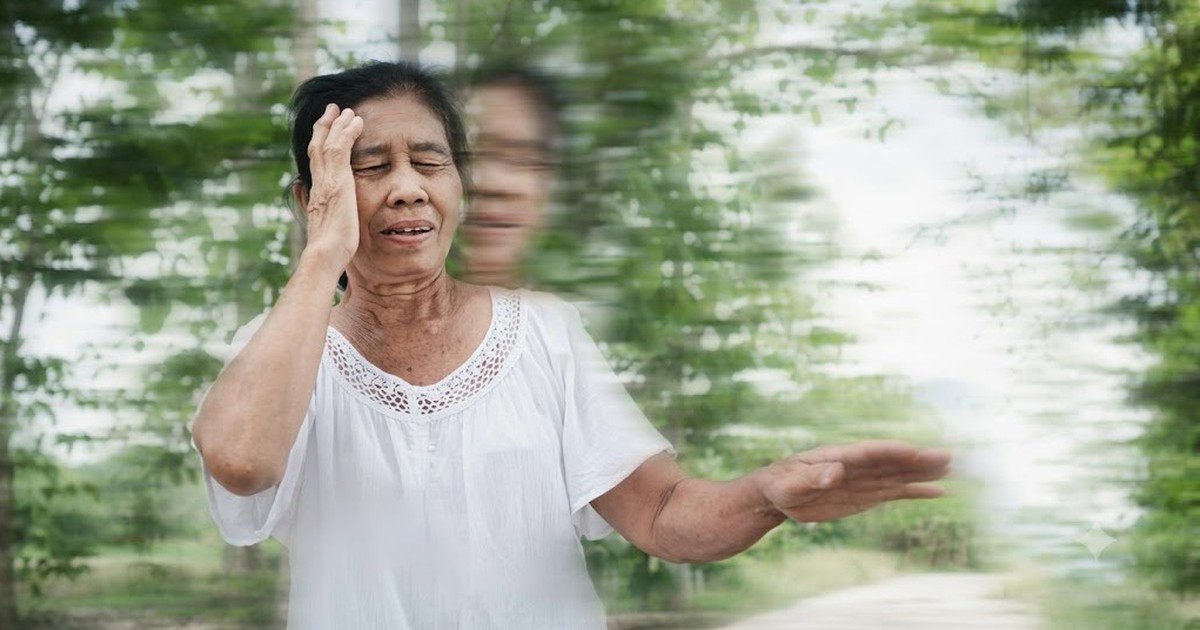 nguoi gia choang vang vi thoi tiet mua nang 17873146969781939941834 23 0 559 1024 crop 1787314709979577016955