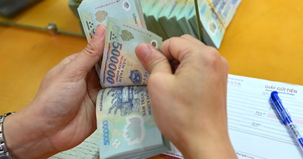 Lãi suất gửi tiết kiệm tăng cao, nhiều nhà đầu tư rời bỏ chứng khoán? 1 giao dich ngan hang 22tien tuan cropped 1791954274004